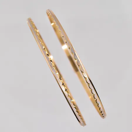 2 Armringar Ø 60mm bredd 2,4mm, ograverade, 18K Vikt: 9,4 g