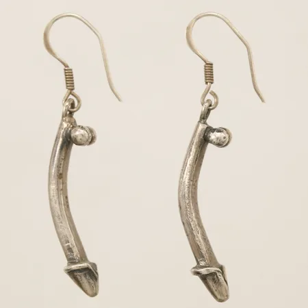 Ett par örhängen med fallosar längd 48mm, inklusive krokar, 925/1000 silver Vikt: 8,8 g