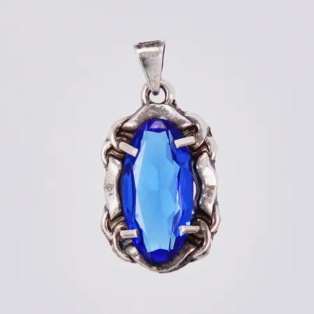 Hänge med blå sten i glas, Grun & Co Ab Hugo 1949, längd ca 29mm, bredd ca 15mm, silver Vikt: 2,8 g