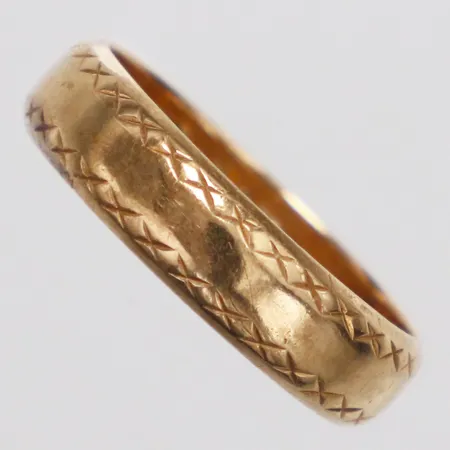 Ring mönsterdekor stl:17¾ bredd 5mm, gravyr 18K Vikt: 4,4 g