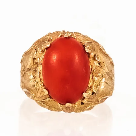Ring med korallröd sten (troligen korall) stl:17, bredd 4-16mm 18K 5,8g. 