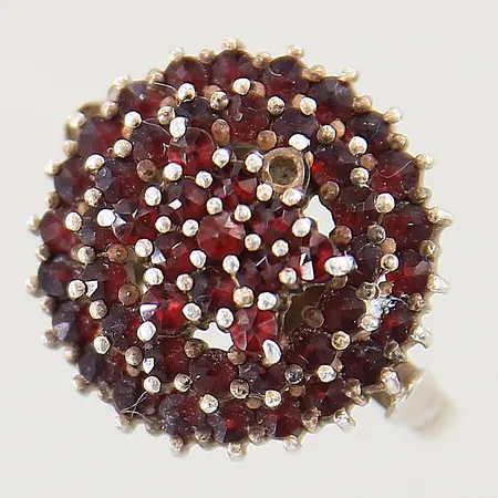 Ring med granater, stl: 18, bredd 1,7-17,6mm, en sten saknas, silver 830/1000 Vikt: 4,6 g