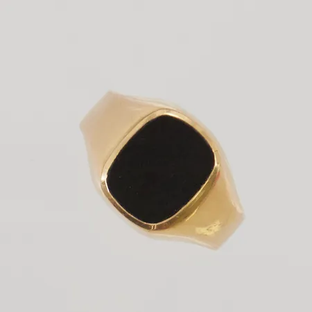 Ring onyx stl:18½ bredd 12mm gravyr 18K 5,6g.