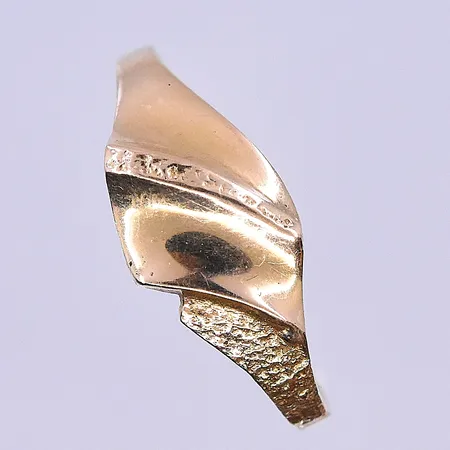 Ring stl:17¾ bredd 2-8 mm, 18K. Vikt: 1,5 g