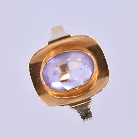 Ring med lila sten stl:18¼, bredd 2-15 mm 18K. Vikt: 2,8 g