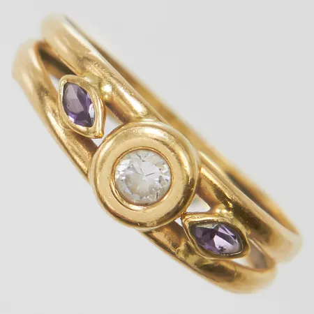 Ring med stenar stl16¾, bredd 3-6mm, GHA, bucklig, skev, 18K Vikt: 1,6 g