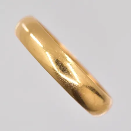 Ring stl:20¾ bredd 4,5mm, gravyr 18K Vikt: 4,3 g