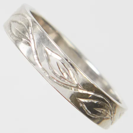 Ring med mönsterdekor stl16¾, bredd 4mm, vitguld, 18K Vikt: 4 g