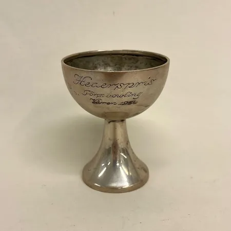 Pokal Hallbergs Guldsmeds Ab i Stockholm år 1933 höjd 8cm Ø ca 6,5cm, gravyr, silver 830/1000 silver  Vikt: 47,5 g