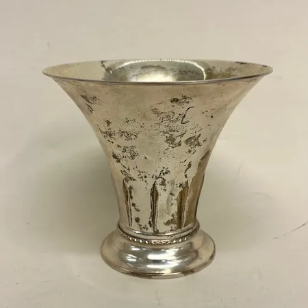 Pokal Hallbergs Guldsmeds Ab Stockholm år 1928 höjd ca 10cm Ø 11cm, gravyr silver 830/1000 Vikt: 79,7 g