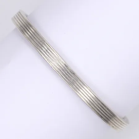 Armband öppningsbart Ø6cm bredd 6mm bucklig repig silver 925/1000  Vikt: 12,7 g