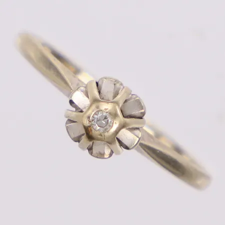 Ring med diamant 1xca0,02ct åttkantslipad stl:16¼, bredd 1,4-5,5mm, vitguld, 18K Vikt: 1,3 g