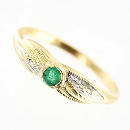 Ring grön sten stl:17¾ bredd 1-4mm smärre skevhet slitage på sten 18K.  Vikt: 1,4 g