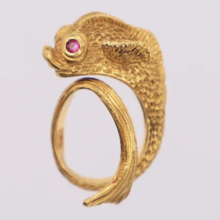 Ring fisk med röda stenar stl:12, bredd 2,5-14,9mm, bucklig skena, ostämplad, 18K Vikt: 7,6 g