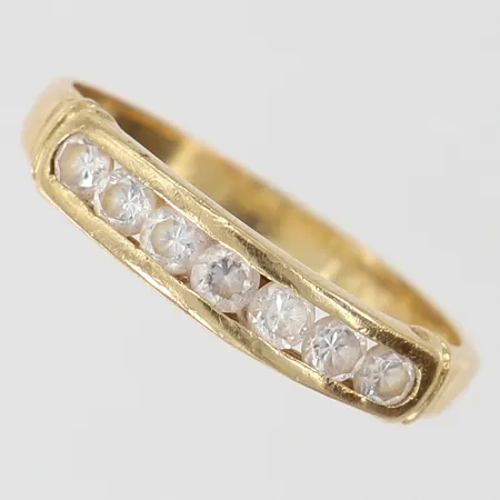 Ring med vita stenar stl:16½ bredd 2-3,8mm skev/bucklig 14K.  Vikt: 2 g