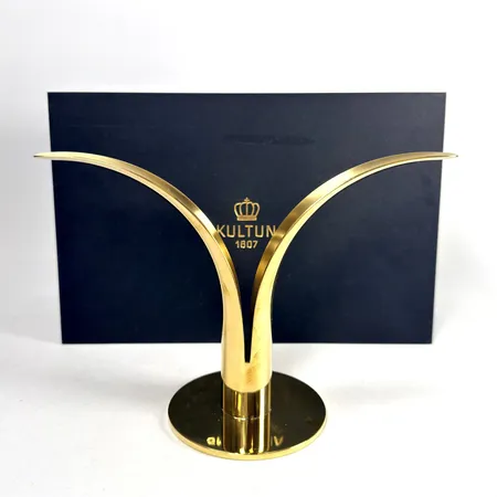 Ljusstake "Liljan" eller "The Lily" design Ivar Åhlenius-Björk (1905-1978) tillverkad av Skultuna mässing stämpelmärkt kartong medföljer modellen formgavs till Världsutställningen i New York 1939 höjd 13,5cm smärre slitage