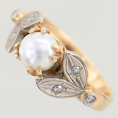 Ring med diamanter 6 x ca 0,01ct samt odlad pärla stl:16¾, bredd 3-8mm, vitguldsdetaljer, 18K Vikt: 3,6 g