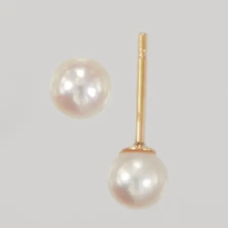 Ett par örhängen med pärlor Ø6mm, stift, saknar stoppar, ostämplade 18K Vikt: 0,9 g