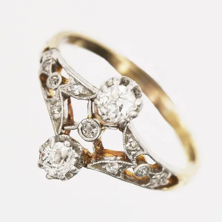 Ring med gammalslipade diamanter 2 x ca 0,16ct 9 x ca 0,01ct, stl:17½ vit/gulguld, ostämplad. 18K Vikt: 3 g