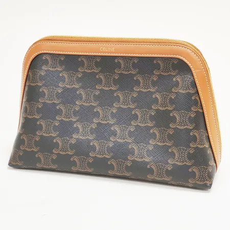 Necessär Celine Medium cosmetic pouch tan, Triomphe canvas, detaljer i kalvskinn, mått 22x13x8cm, ref 4M1632CZJ.04LU, datumkod S-IE-0244, textilfoder, beslag i gulmetall, invändig fläck, mindre färgsläpp på logga, dustbag, original påse, inga övriga tillbehör. 