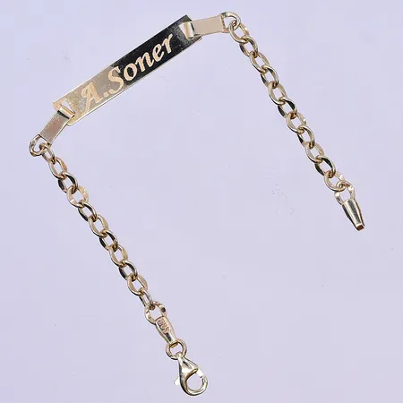 Armband med bricka längd 13,5 cm, bredd 5 mm graverad 14K. Vikt: 2,1 g