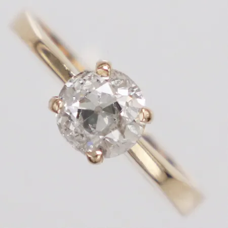 Ring med diamant 1x ca 0,90ct gammalslipad caTCr(I) P2 stl:17 bredd 2-6mm, några nagg på rondist och facett 18K Vikt: 3 g