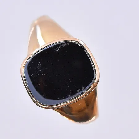 Klackring med Onyx platta stl:20, bredd 3-14 mm 18K. Vikt: 5,1 g