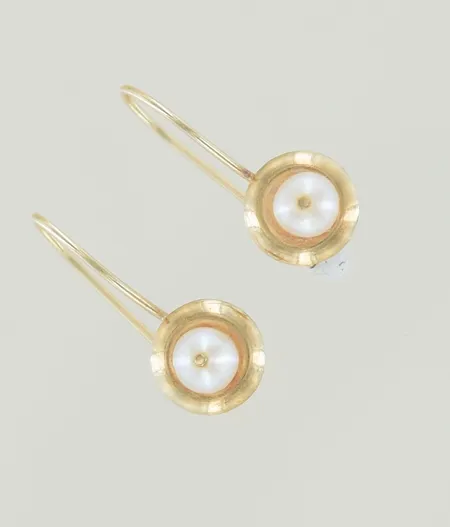 Ett par örhängen med pärla längd 1,5cm, 14K Vikt: 0,6 g