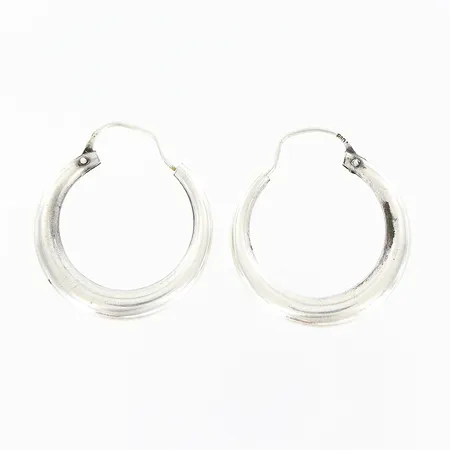 Ett par örhängen längd 25mm bredd 2-4mm skeva silver 830/1000. Vikt: 4,5 g