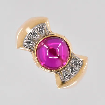 Ring med röd sten stl:15½ 18K Vikt: 2,6 g