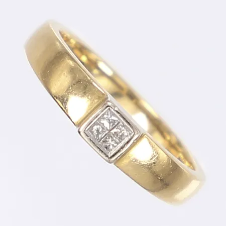 Ring GHA med dia 4 x ca 0,05ct stl: 17¾ bredd 3-4mm 18K Vikt: 3,9 g