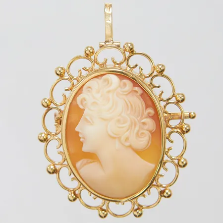 Brosch/hänge med snidad snäckskalskamé, 49,5x34,1mm, svenska stämplar, något skev broschnål, 18K Vikt: 10,5 g