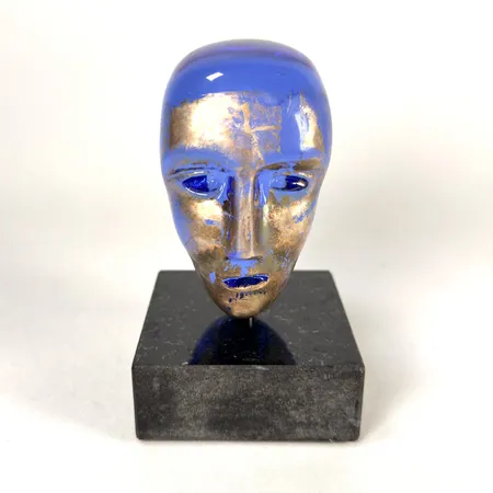 Skulptur "Brains on Stone" Bertil Vallien Kosta Boda omkring 2005 blå glasmassa med guldstoff signerad B. Vallien 7173018 KOSTA BODA LIM.ED. 1000 (begränsad upplaga om 1000 exemplar), höjd inklusive stensockel 12cm