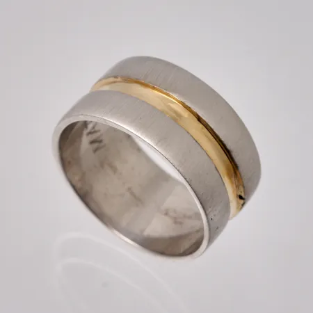 Ring stl:16½ bredd 8,9mm, 14K vitguld med guldrand 5,23g.