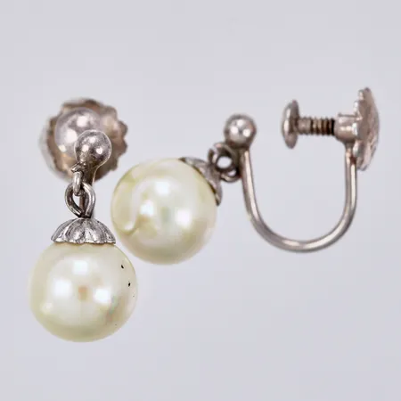 Ett par örhängen med pärlor i plast,Ø 8mm, svensk importstämpel, med skruv, Sterling silver Vikt: 3 g