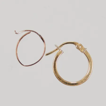 Två udda örhängen, defekta, 18K Vikt: 1,2 g