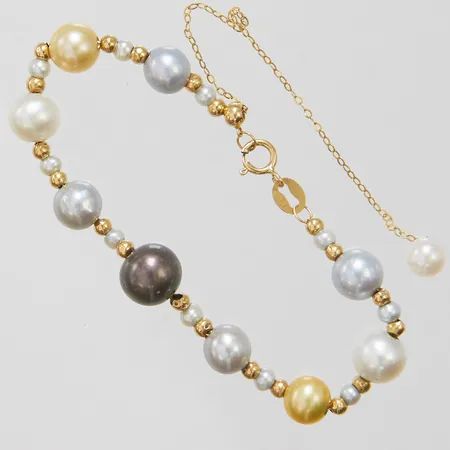 Armband med odlade pärlor samt gulddetaljer, reglerbar storlek 13-20,5cm, bredd 1-8mm, skadade delar, bruttovikt: 4,2g.