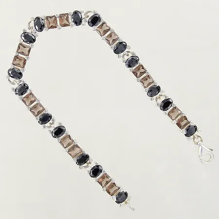 Armband med svarta och bruna stenar, längd 19,5cm, bredd 6,3mm, två stenar med mindre slitage, silver 925/1000 Vikt: 27,2 g