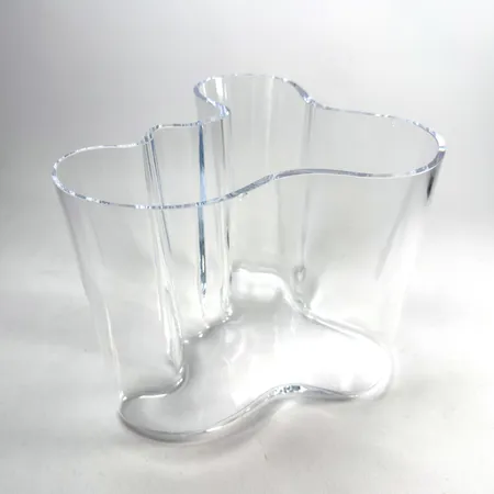 Vas Alvar Aalto modell Savoy formgiven 1936 Iittala märkt ALVAR AALTO IITTALA höjd 16cm nagg