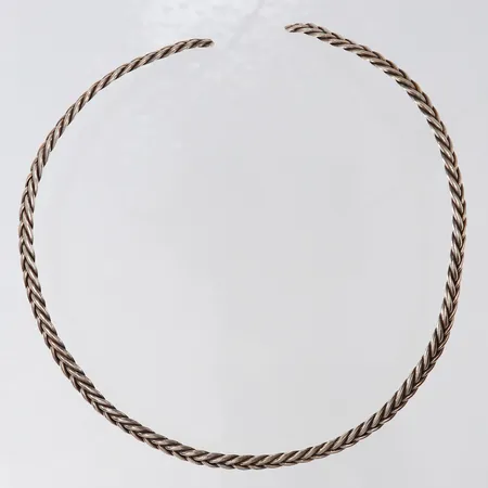 Stelt flätat collier halvöppet ca 38,5cm, bredd 7mm, 925/1000 silver Vikt: 33,4 g
