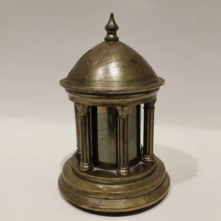 Sparbössa tempel, höjd ca 16,5cm, nyckel, buckla, repor, mässing.  Skickas med postpaket.