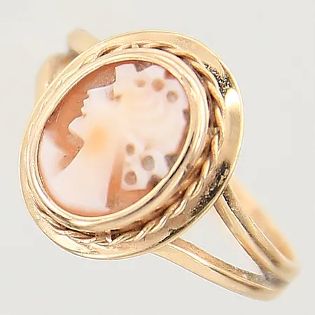 Ring med camé stl:16, bredd 2mm, 18K Vikt: 1,8 g