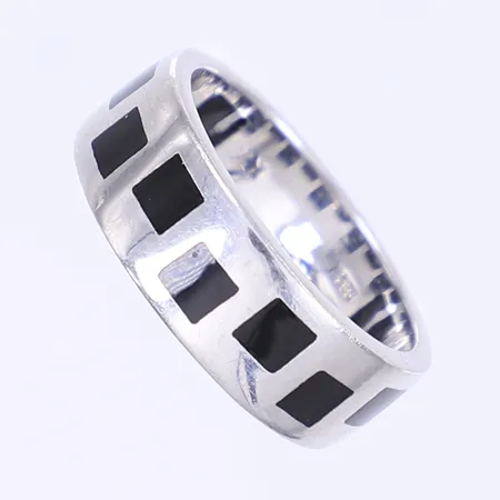Ring med infällda svarta plattor stl: 18 bredd 6mm silver 925/1000 Vikt: 5,5 g