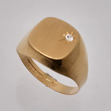 Klackring med vit sten stl:18½ bredd 3-13,7mm, NSE, 1979, 18K guld, 3,87g.