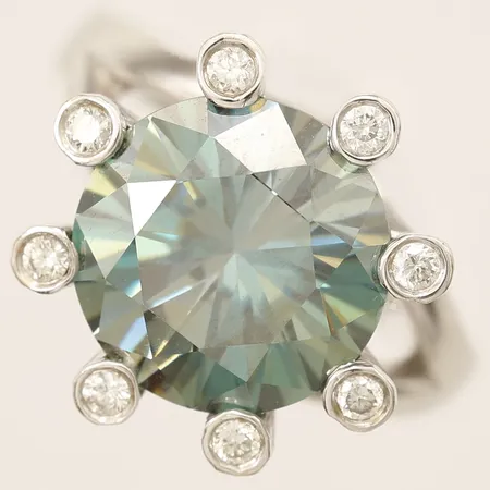 Ring med diamanter 8xca0,02ct grön sten stl: 17¼, bredd 15,3mm, vitguld, 14K  Vikt: 6,8 g