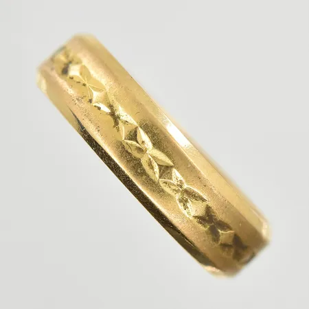 Ring stl:15½, bredd 5 mm, gravyr, 18K. Vikt: 3,6 g