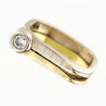 Ring diamant ca 0,12ct stl:17½ gul/vitguld fyrkantig skena 18K.  Vikt: 8,4 g