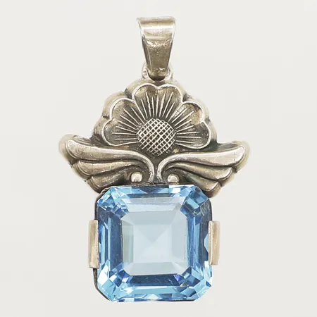 Hänge med syntetisk blå spinell längd 36mm, bredd 25mm, 830/1000 silver Vikt: 13,8 g