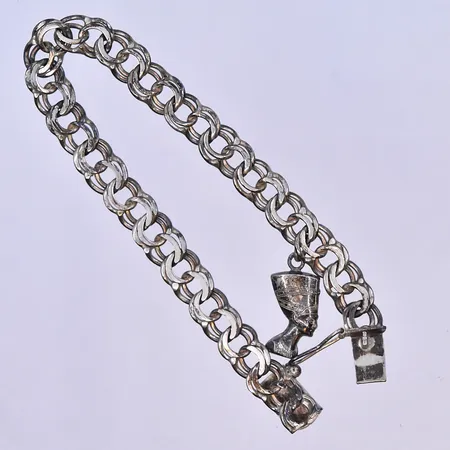 Armband Bismarck med en berlock längd 18 cm, bredd 8 mm silver 830/1000. Vikt: 14,4 g