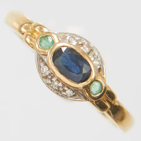 Ring med safir smaragder samt diamanter 6 x ca 0,005ct, stl17¼, bredd 2-7mm, skev, 18K Vikt: 2,3 g